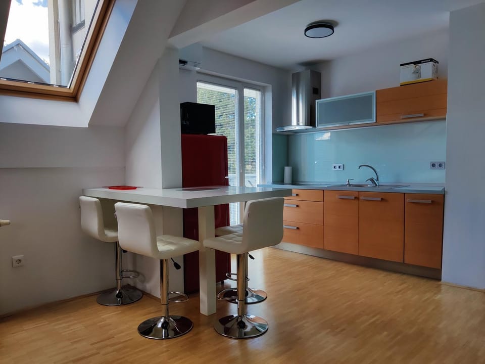 Kitchen or kitchenette, Dining area, minibar