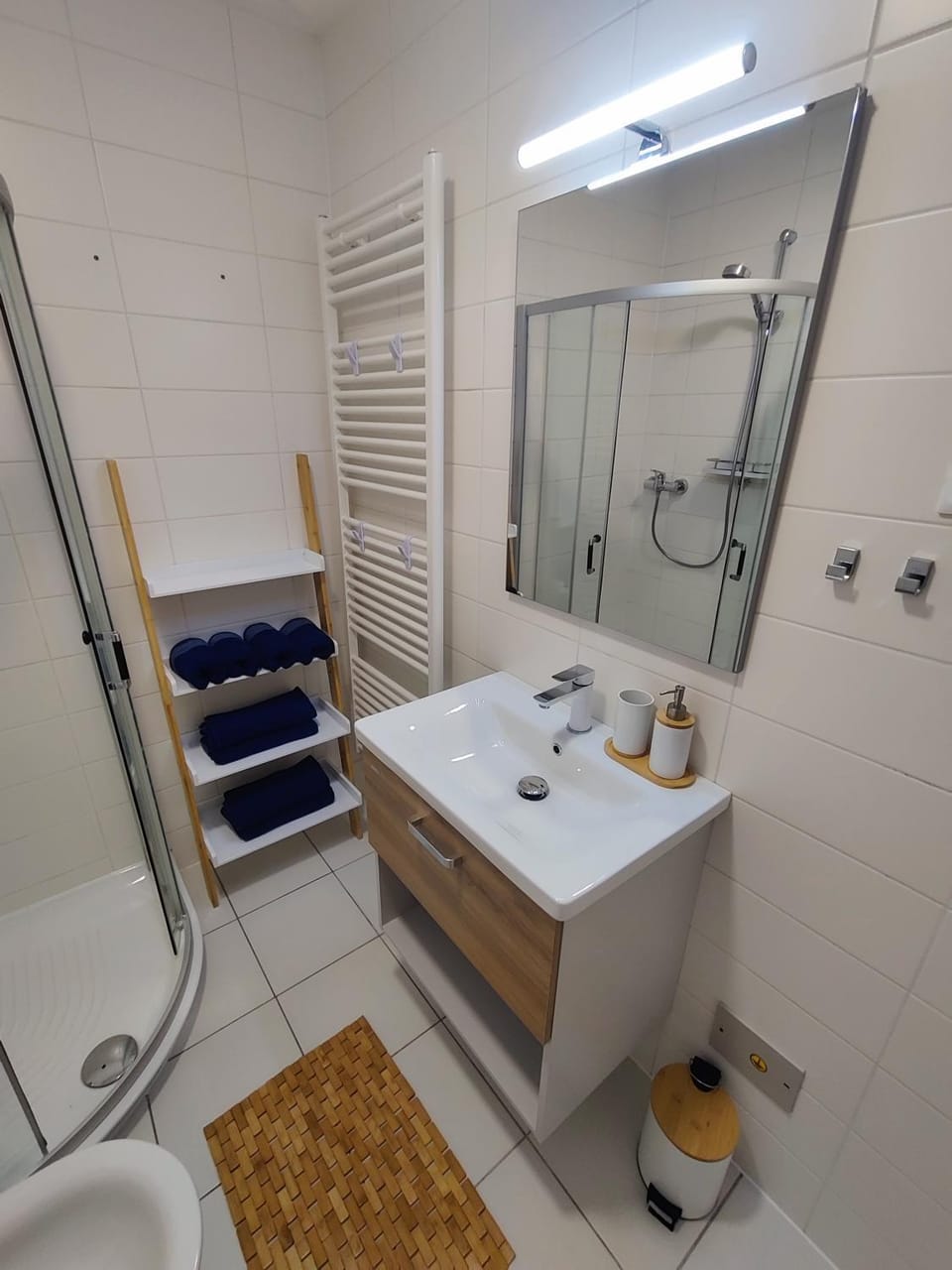 Shower, Toilet, Bathroom, towels