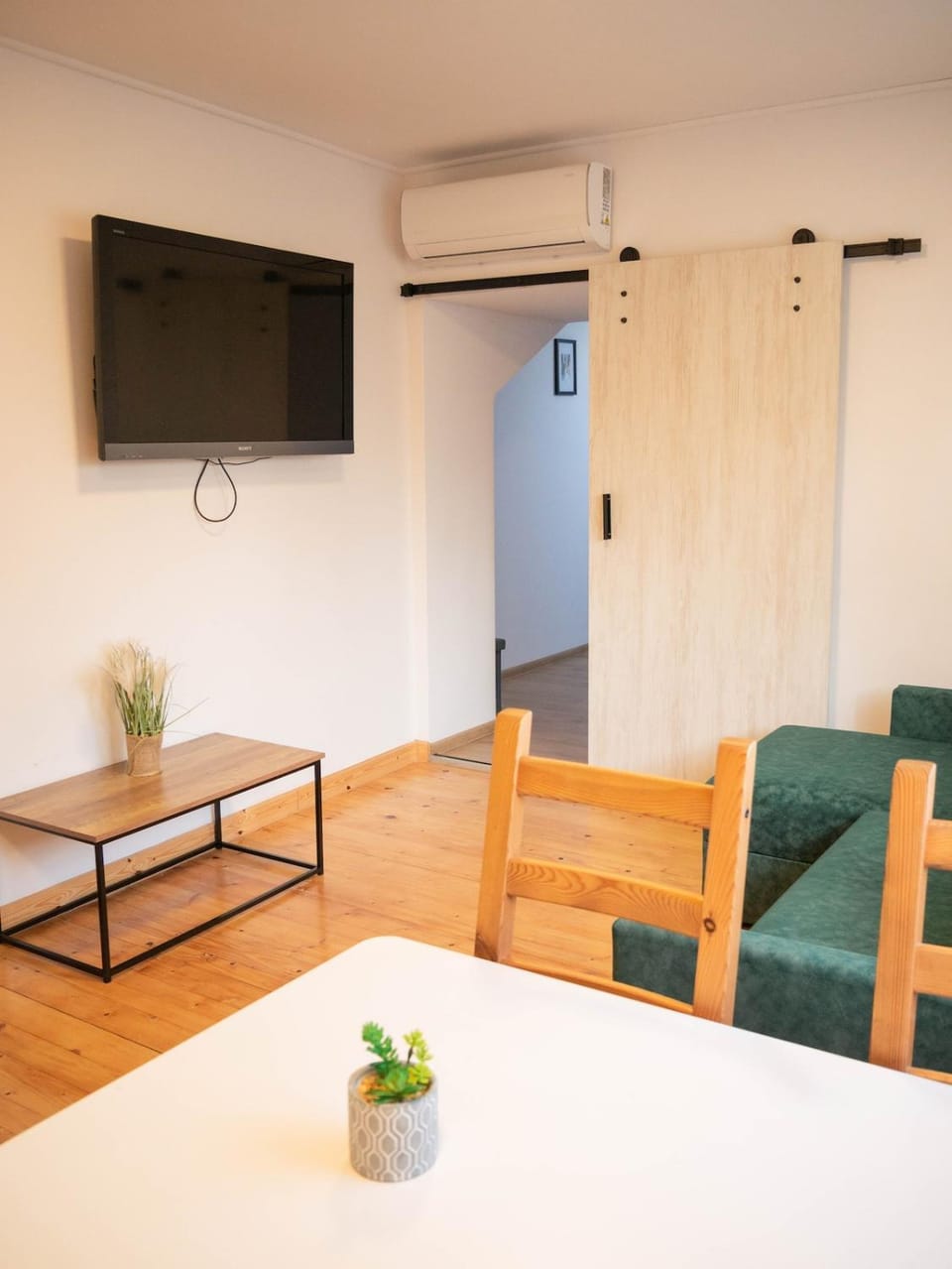 TV and multimedia, Living room, Seating area, Dining area, air conditioner