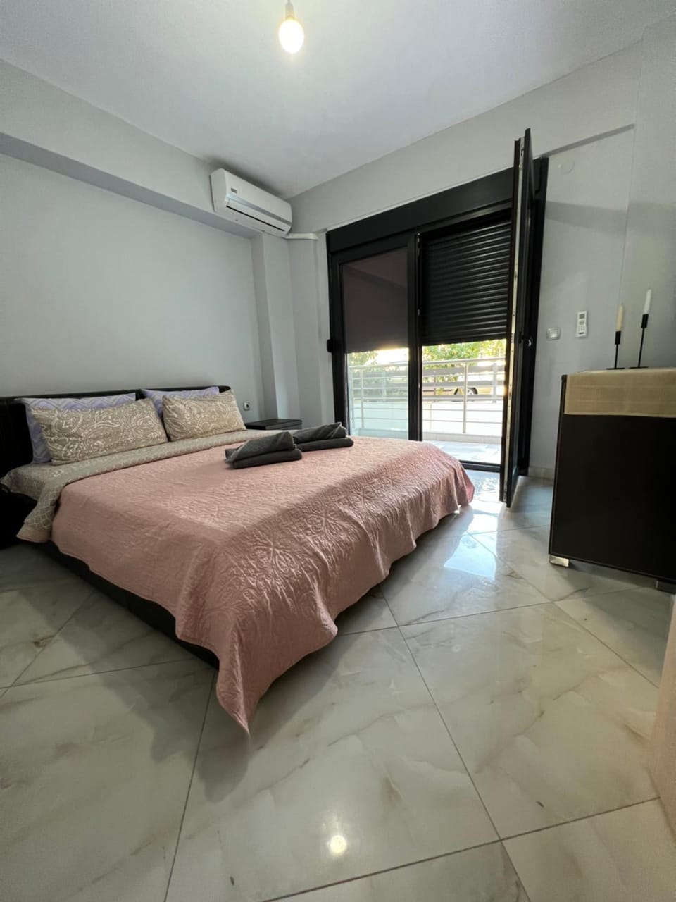 Bed, Bedroom, air conditioner