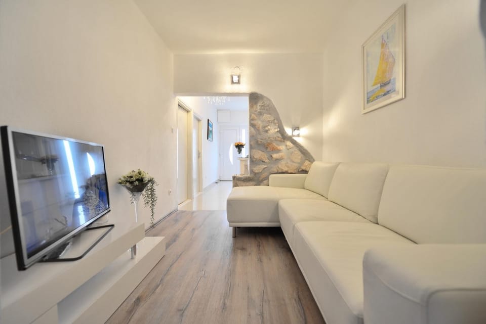 Communal lounge/ TV room, TV and multimedia