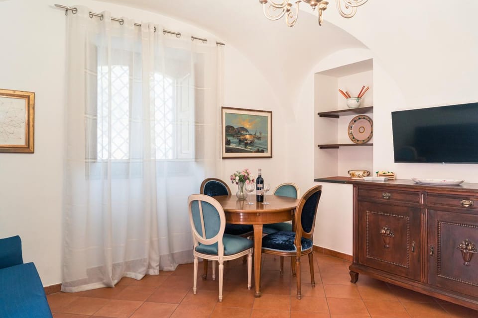 TV and multimedia, Living room, Seating area, Dining area