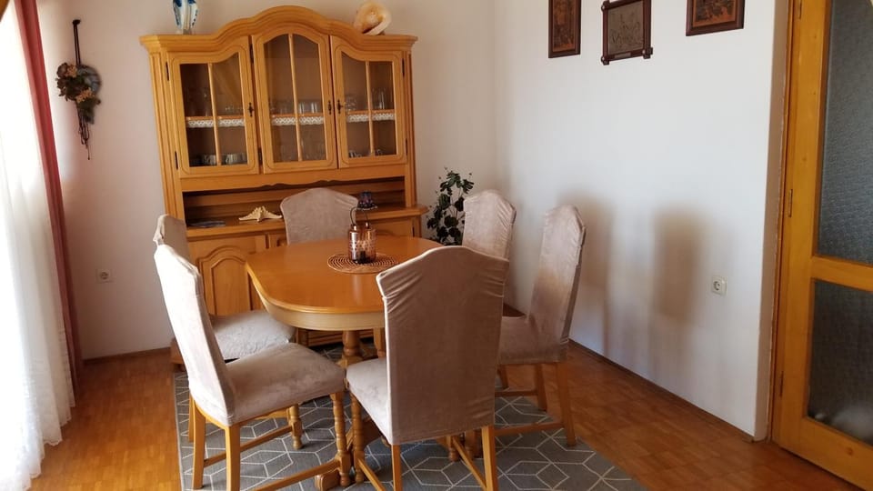 Living room, Dining area, internet