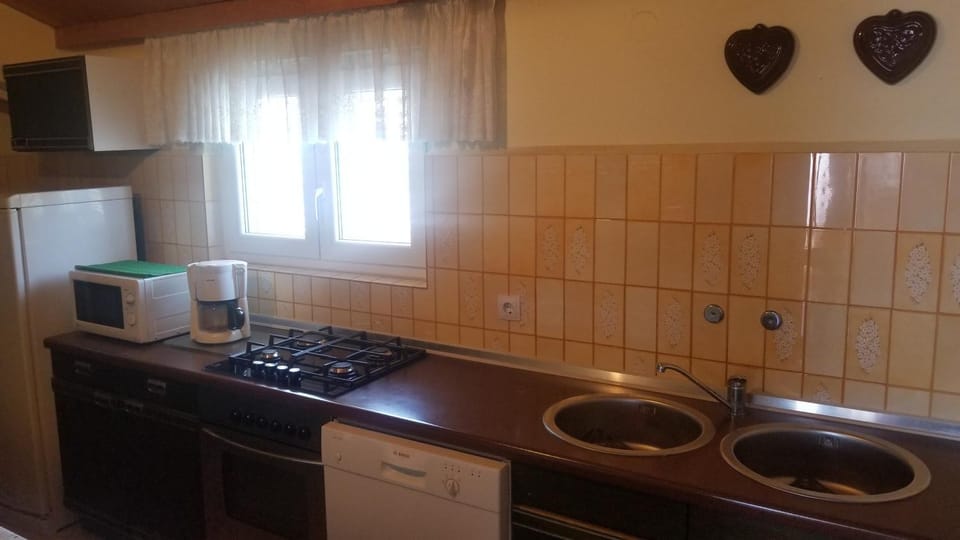 Coffee/tea facilities, dishwasher, minibar, pet friendly, stove, toaster