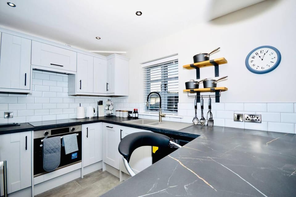 Luxury Two Bed Suite - Walk to Trentham Gardens! Apartment in Stoke-on-Trent
