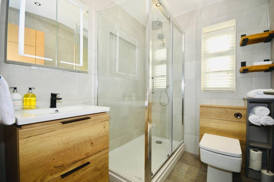 Luxury Two Bed Suite - Walk to Trentham Gardens! Apartment in Stoke-on-Trent