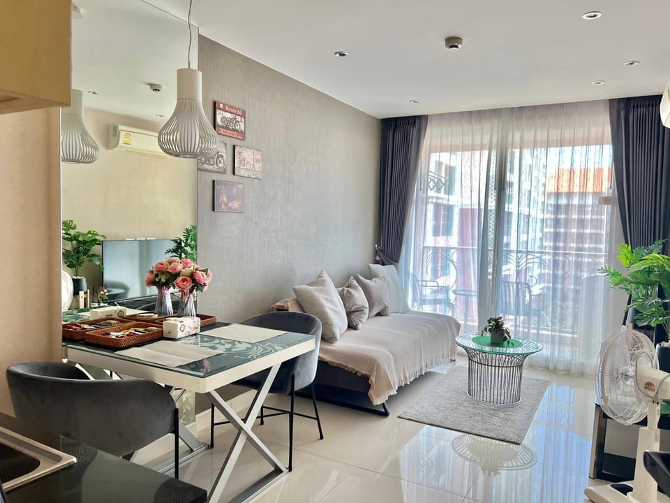 Living room, Seating area, Dining area