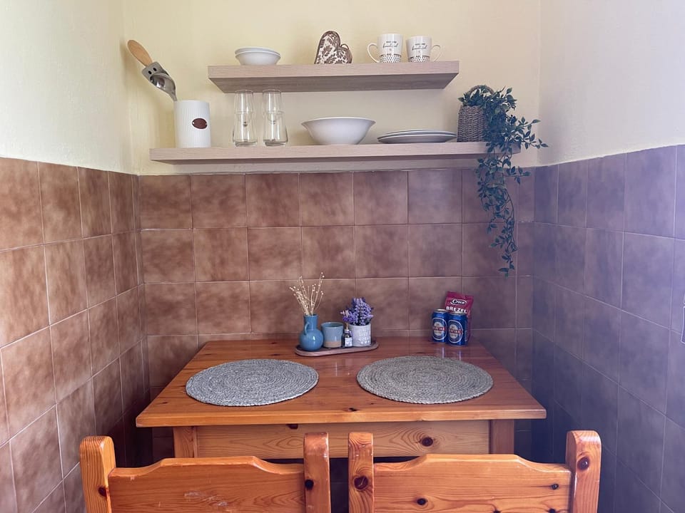 Kitchen or kitchenette, Dining area