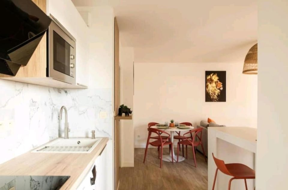 Kitchen or kitchenette, Dining area, minibar