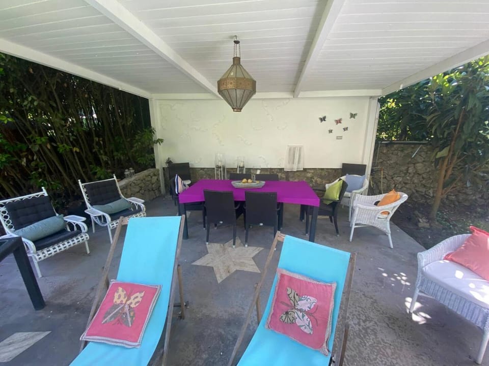 Patio, Day, Seating area, Dining area