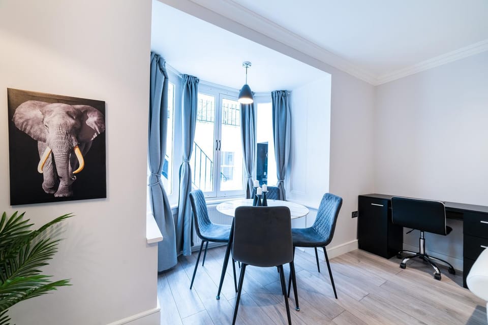 Living room, Seating area, hair dresser