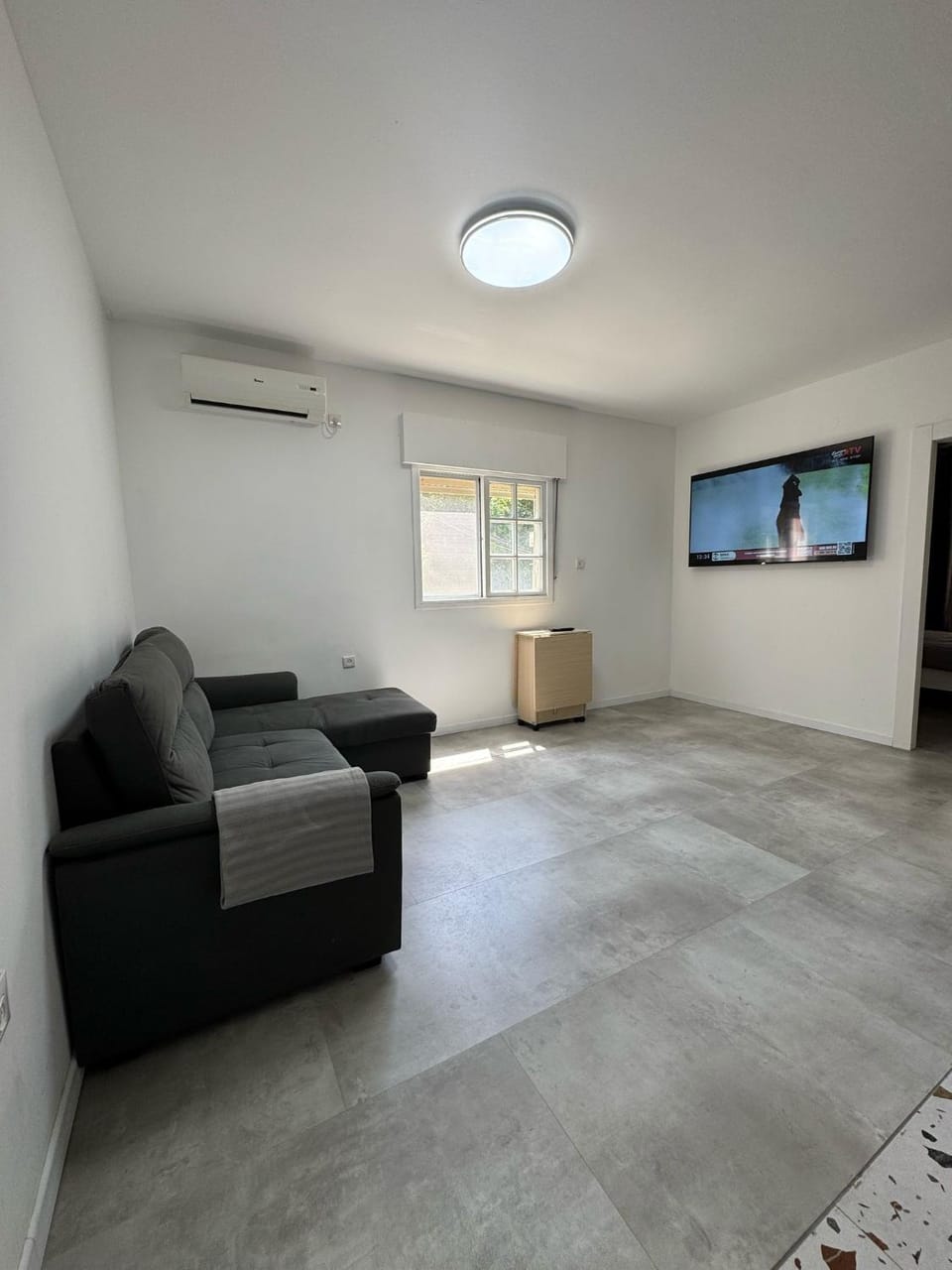 TV and multimedia, Living room, Seating area, air conditioner