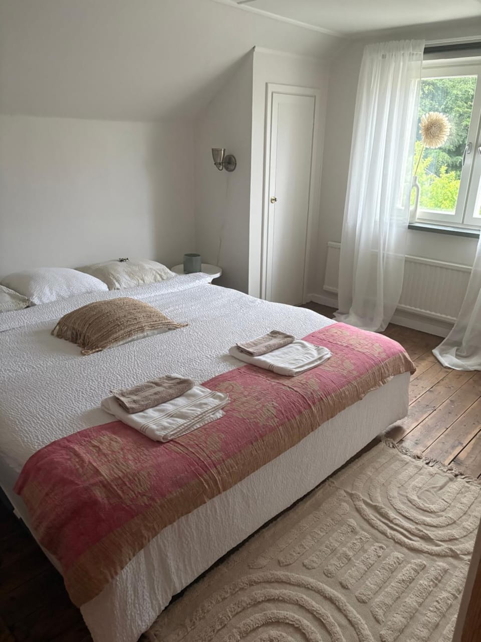 Bed, Photo of the whole room, Bedroom, towels