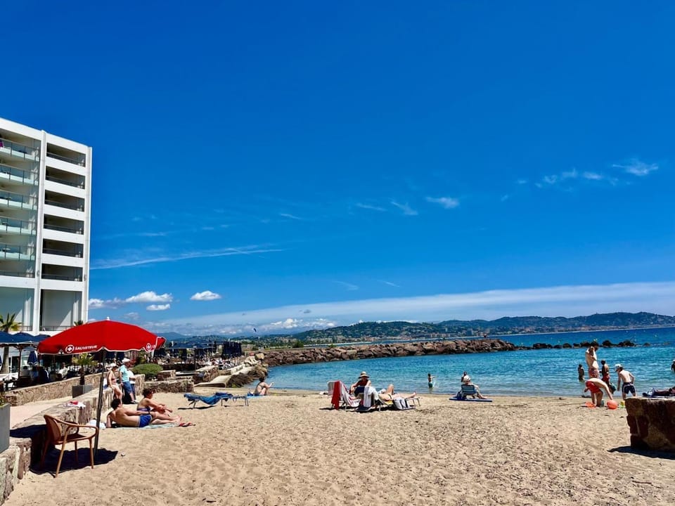 APPARTEMENT MODERNE Résidence LUXE MANDELIEU CANNES PLAGE PRIVÉE PISCINE TENNIS CASINO RESTO Apartment in Mandelieu-La Napoule