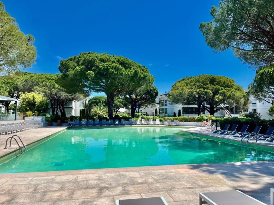 APPARTEMENT MODERNE Résidence LUXE MANDELIEU CANNES PLAGE PRIVÉE PISCINE TENNIS CASINO RESTO Apartment in Mandelieu-La Napoule