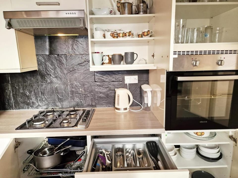 dishwasher, microwave, oven, stove, kitchen