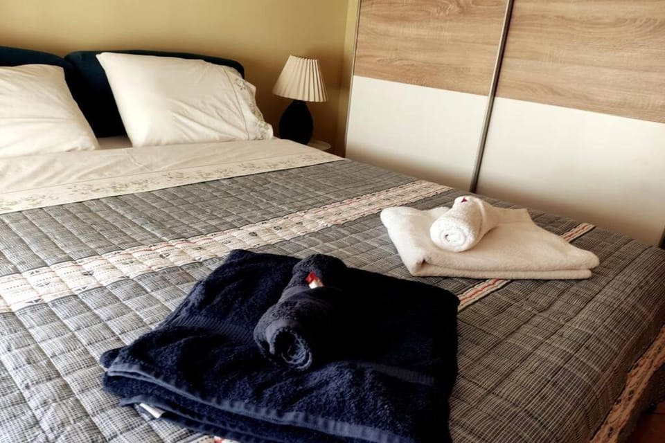 Bed, towels
