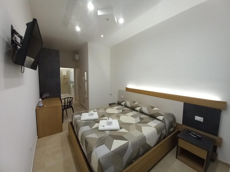 Bed, TV and multimedia, Photo of the whole room, Bedroom, towels, wardrobe