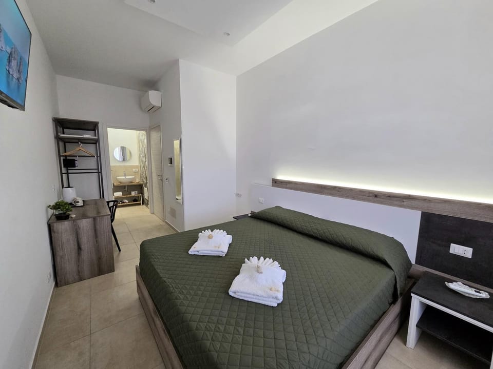 Bed, Bedroom, towels