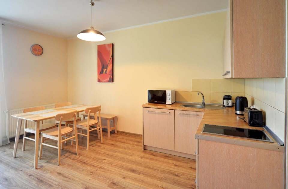 Coffee/tea facilities, Kitchen or kitchenette, Dining area, stove