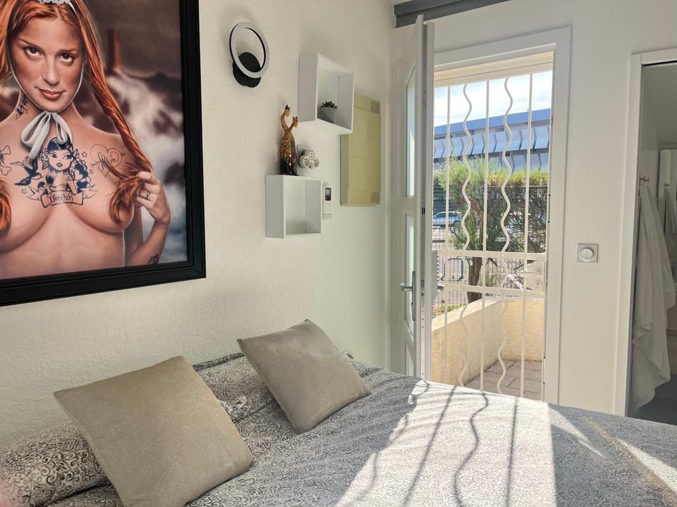 BEGOOD'IZ naturiste Studio indépendant au calme au coeur du village Bed and Breakfast in Agde