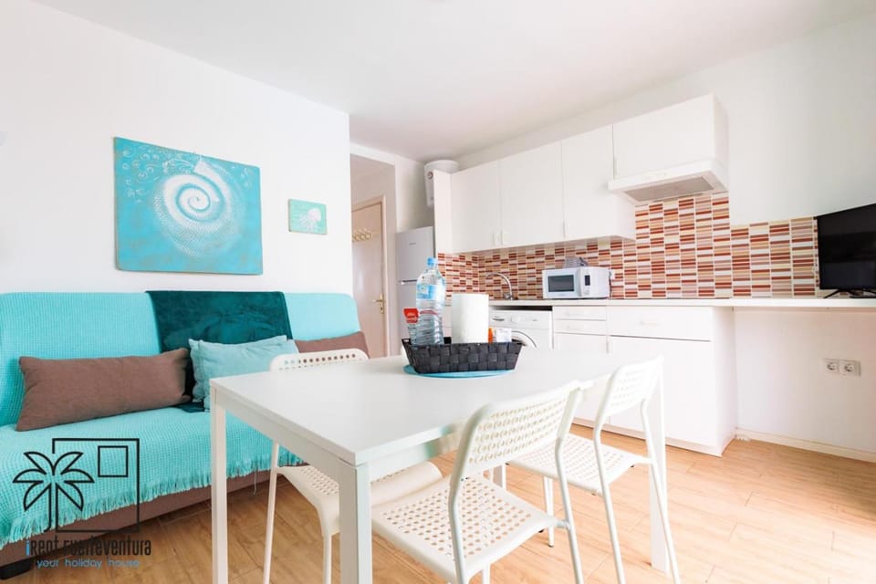 Kitchen or kitchenette, Living room, internet