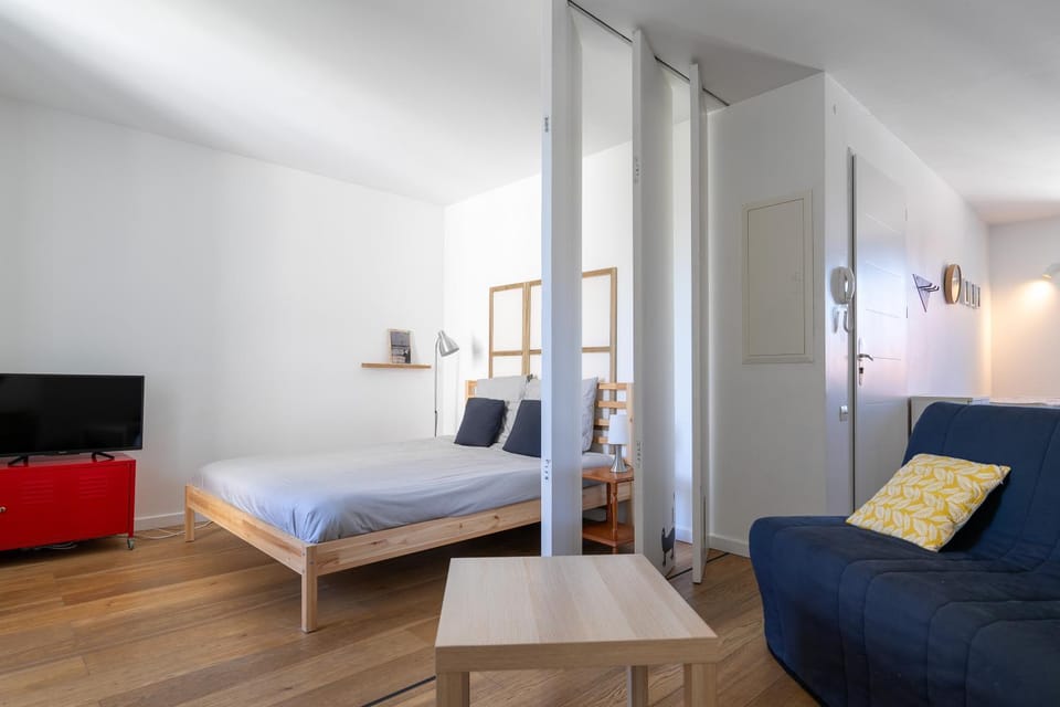Bed, Living room, Bedroom