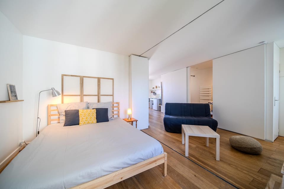 Bed, Seating area, Bedroom