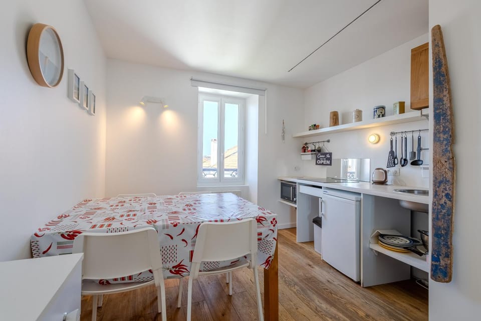 Kitchen or kitchenette, minibar, stove