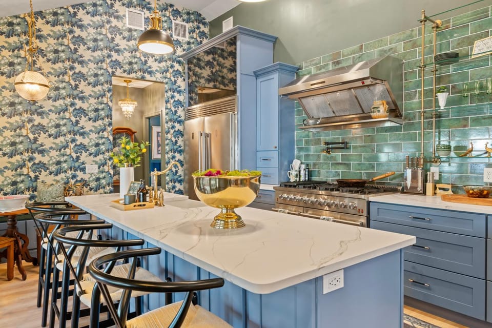 Kitchen or kitchenette, Seating area, Dining area, Breakfast, Breakfast, minibar, pet friendly, stove, toaster