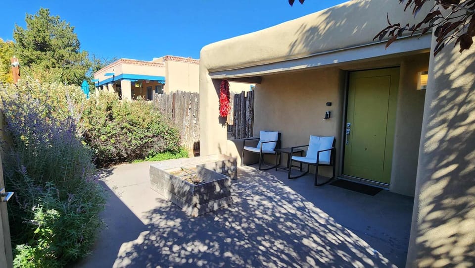 Casa Saint Francis- King Bed-Patio & Fire Pit -2BR House in Santa Fe