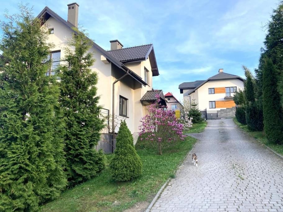 Property building, Spring, Neighbourhood, Garden, Garden view, Street view