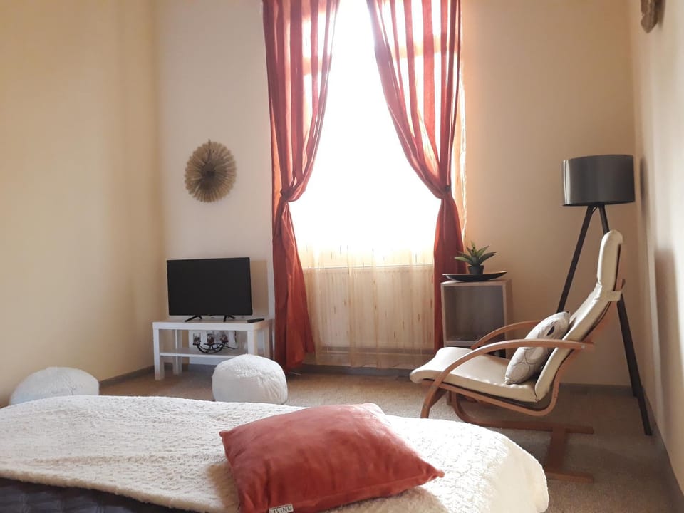 Bed, TV and multimedia, Photo of the whole room, Bedroom