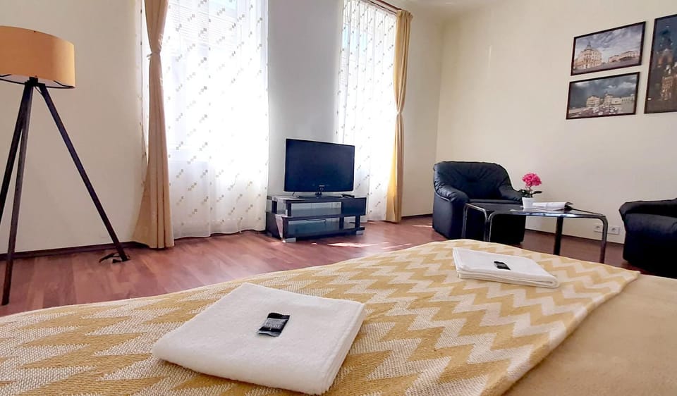 Bed, TV and multimedia, Living room, Seating area, Bedroom