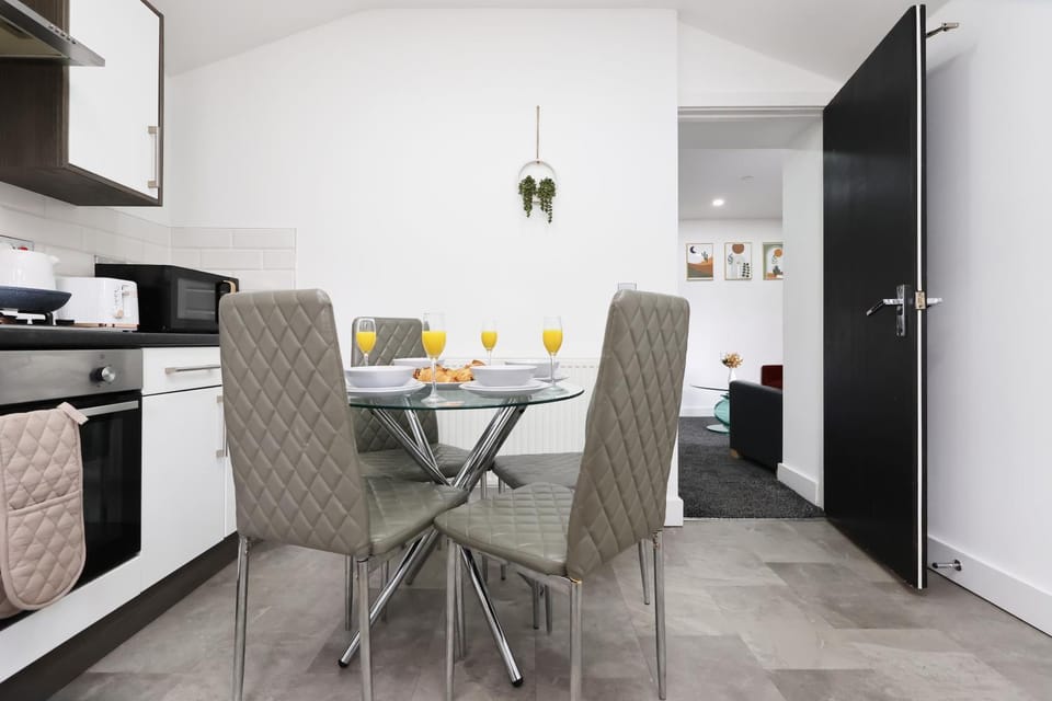 Kitchen or kitchenette, Seating area, Dining area, oven, stove