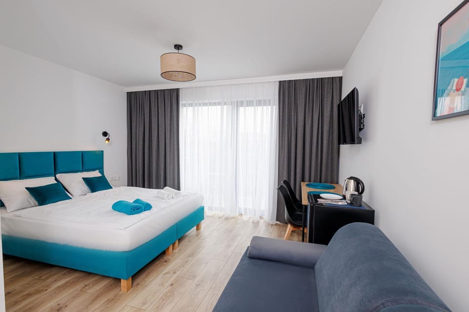 Bed, TV and multimedia, Living room, Other, Other, Photo of the whole room, Seating area, Bedroom