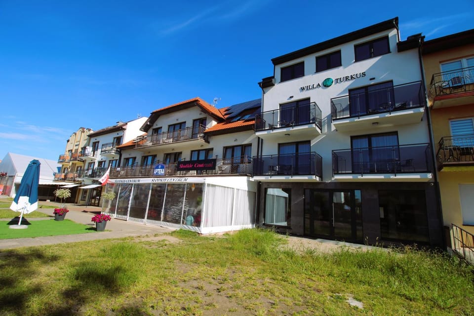 Property building, Day, Garden, Garden view, Parking