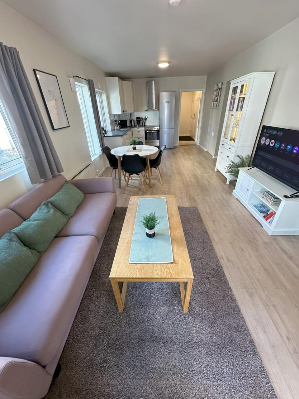Kitchen or kitchenette, Living room, Seating area, Dining area