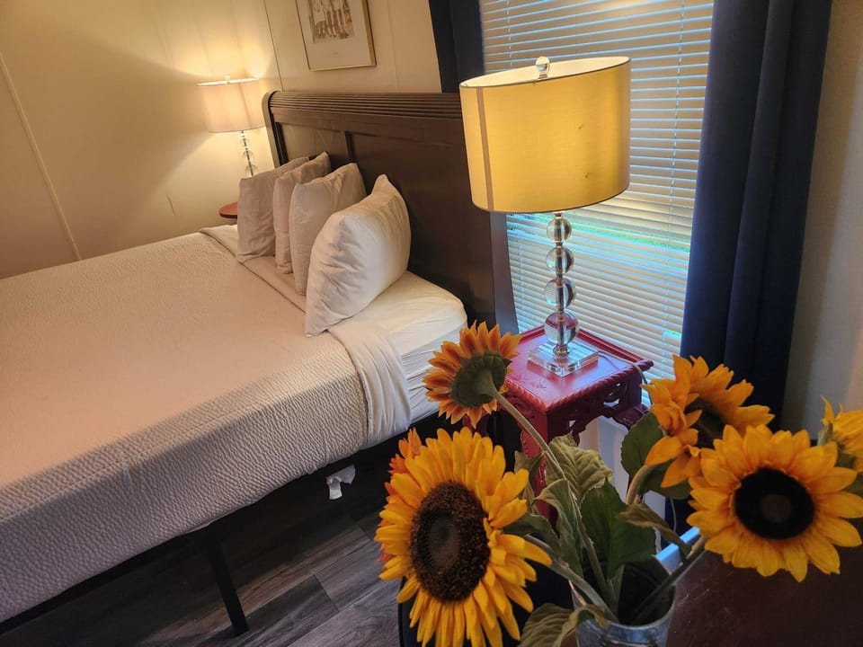Spacious 2BR Retreat-10 minutes to the Beach! Pet Friendly! House in South Carolina