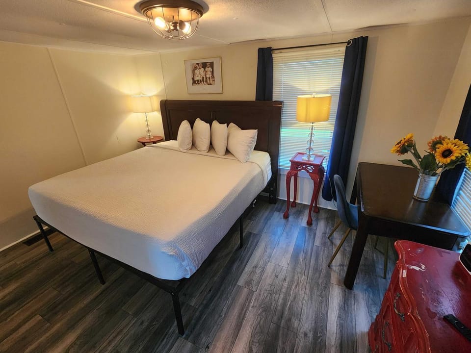 Spacious 2BR Retreat-10 minutes to the Beach! Pet Friendly! House in South Carolina
