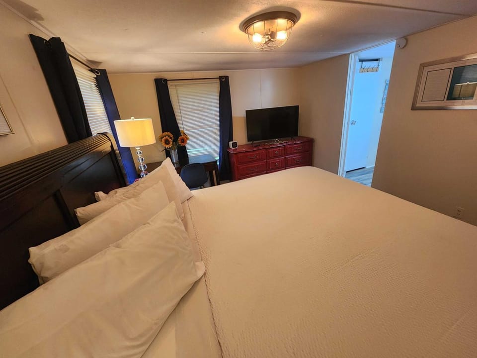 Spacious 2BR Retreat-10 minutes to the Beach! Pet Friendly! House in South Carolina