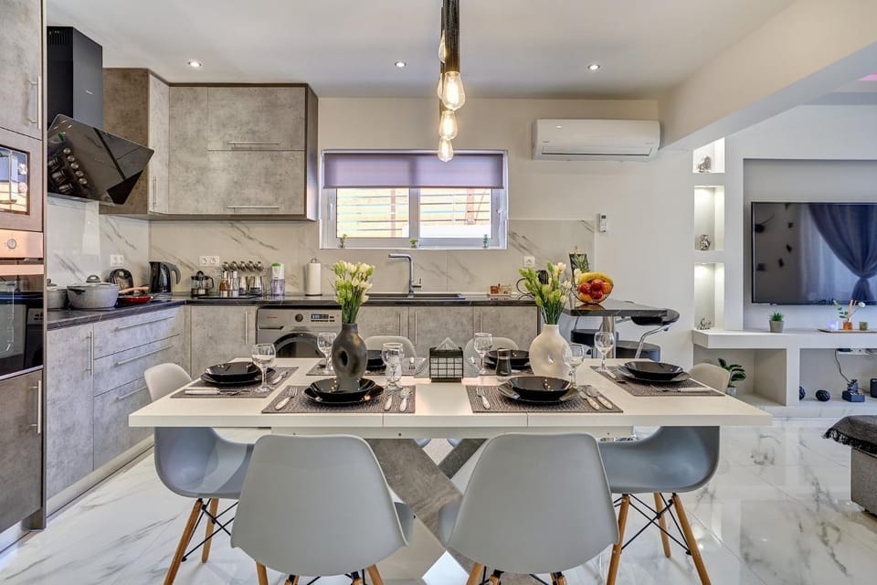 Kitchen or kitchenette, Dining area, Food