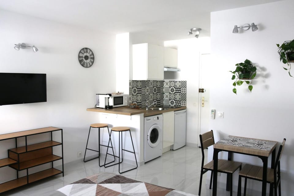 TV and multimedia, Dining area, washing machine, kitchen, air conditioner