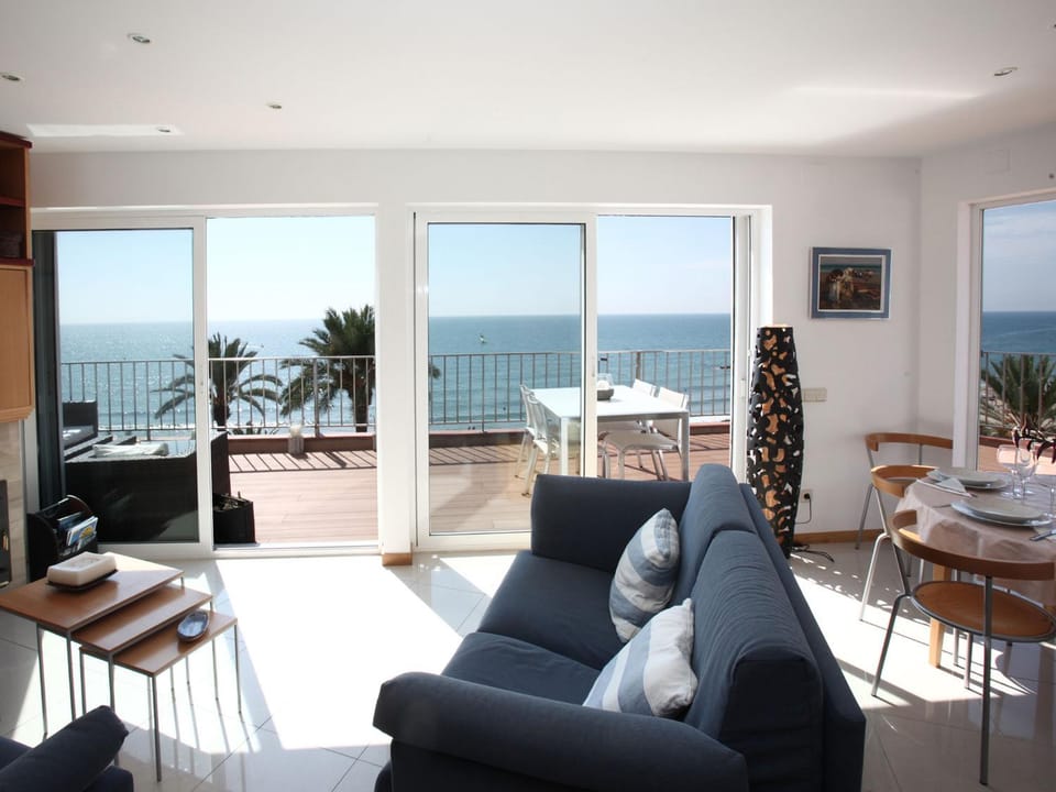 Restaurant/places to eat, Restaurant/places to eat, TV and multimedia, Living room, Dining area, Beach, Beach, On site, Sea view, Supermarket/grocery shop, Shopping Area