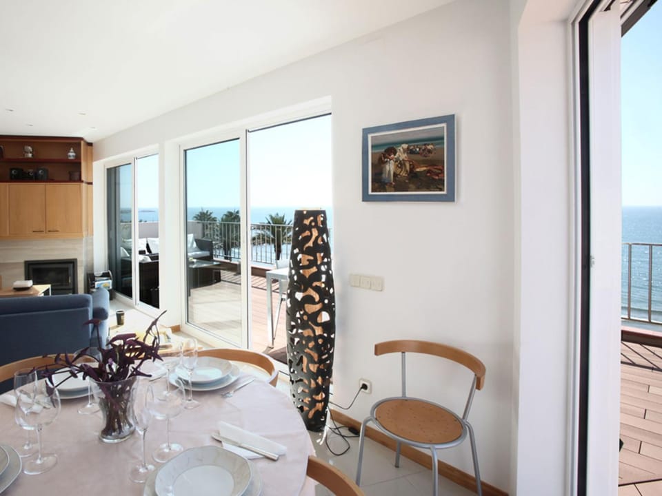 Restaurant/places to eat, TV and multimedia, Living room, Seating area, Dining area, Beach, Sea view, Sea view, Supermarket/grocery shop, Shopping Area