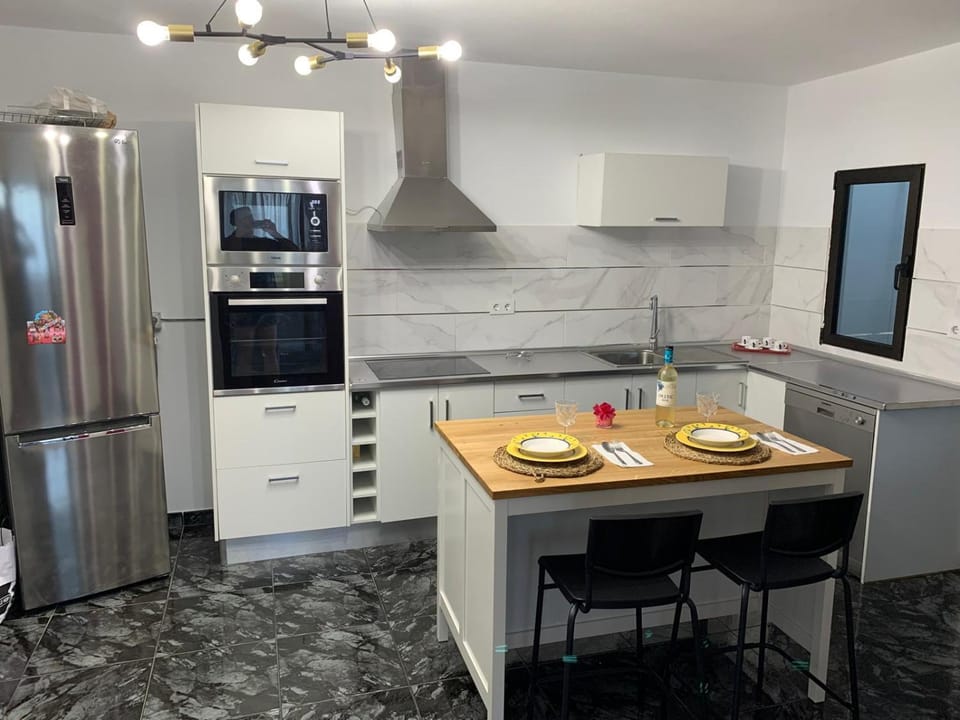 Dining area, oven, stove, toaster