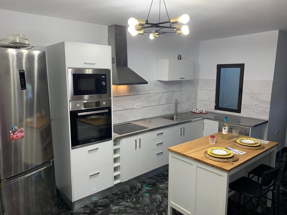 Kitchen or kitchenette, Dining area, oven, stove