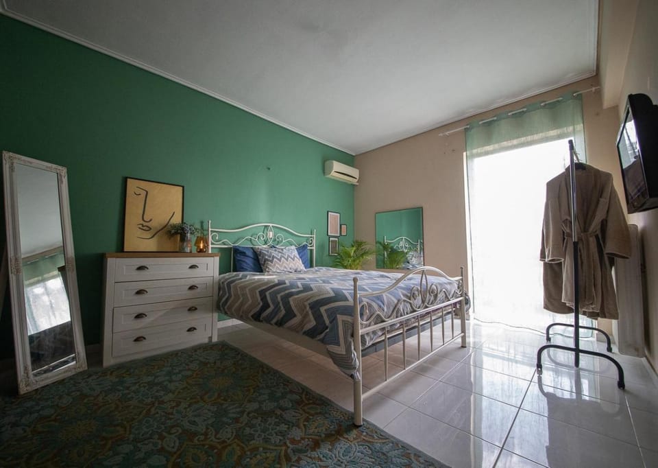 Bed, TV and multimedia, Photo of the whole room, Bedroom, wardrobe, air conditioner