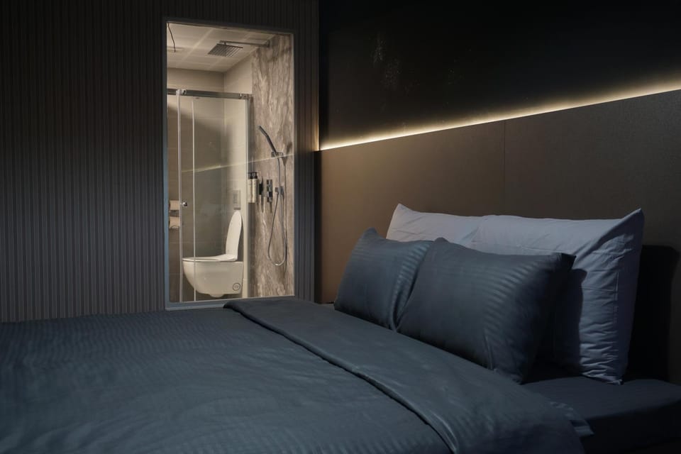 Shower, Bedroom