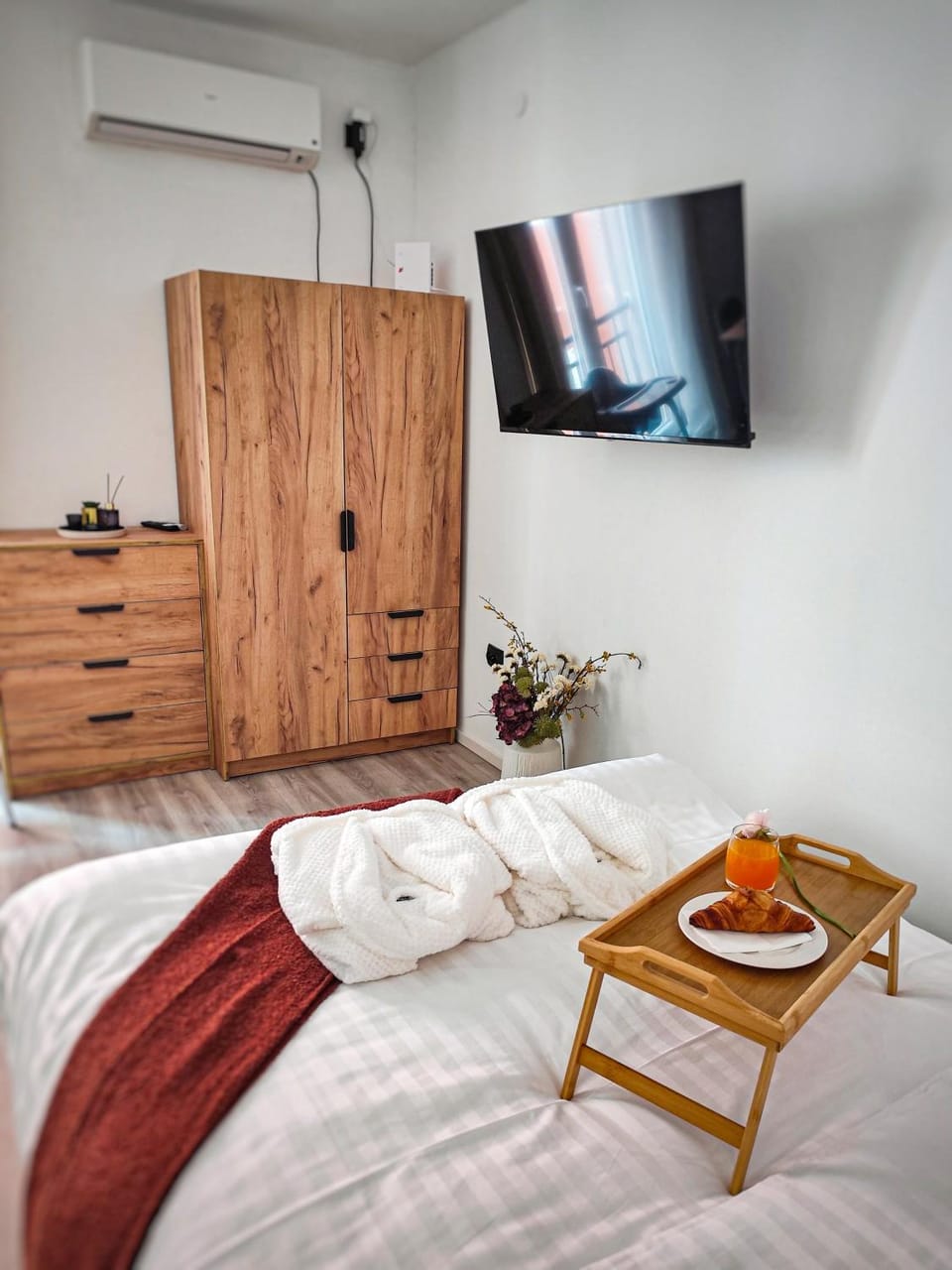 Bed, TV and multimedia, Bedroom, air conditioner